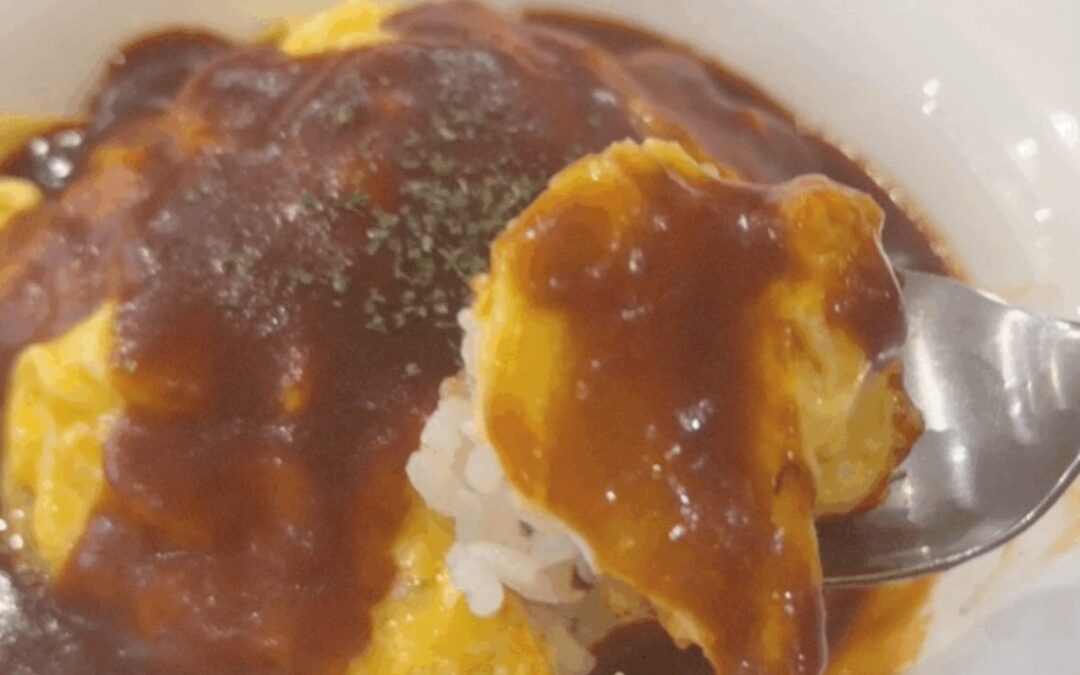 じっくり煮込んだコク深いデミグラスソースと、ふわとろ玉子の相